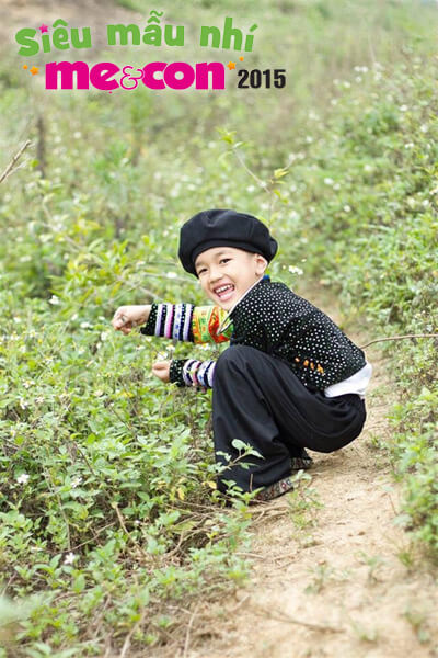 ngam-hai-cau-be-co-tao-hinh-doc-dao-trong-trang-phuc-tho-cam-dan-toc