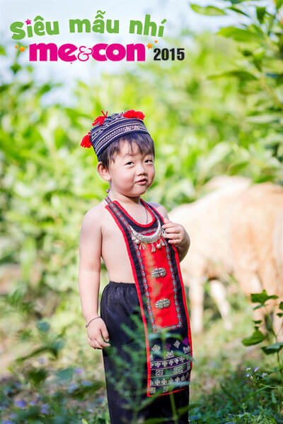 ngam-hai-cau-be-co-tao-hinh-doc-dao-trong-trang-phuc-tho-cam-dan-toc
