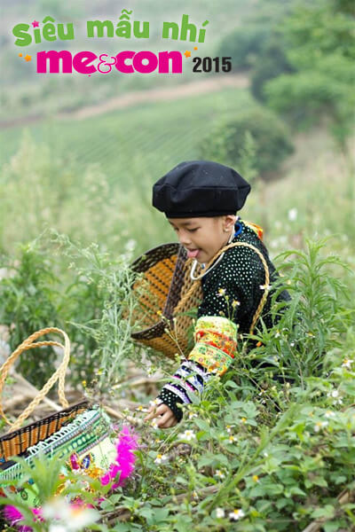 ngam-hai-cau-be-co-tao-hinh-doc-dao-trong-trang-phuc-tho-cam-dan-toc