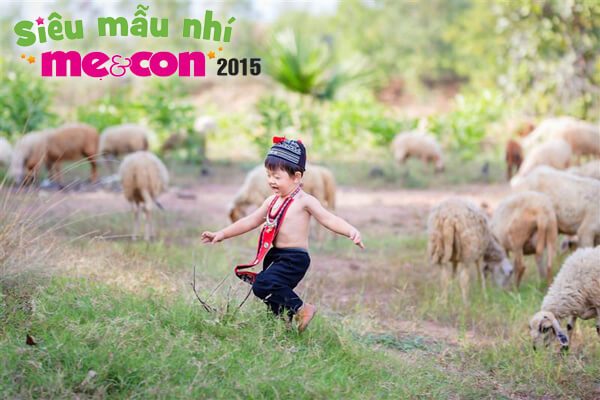 ngam-hai-cau-be-co-tao-hinh-doc-dao-trong-trang-phuc-tho-cam-dan-toc