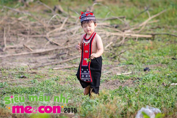 ngam-hai-cau-be-co-tao-hinh-doc-dao-trong-trang-phuc-tho-cam-dan-toc