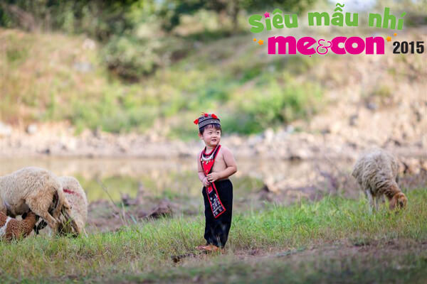 ngam-hai-cau-be-co-tao-hinh-doc-dao-trong-trang-phuc-tho-cam-dan-toc