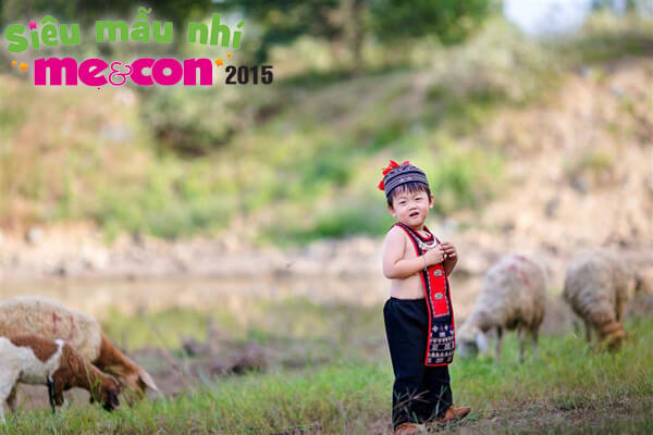 ngam-hai-cau-be-co-tao-hinh-doc-dao-trong-trang-phuc-tho-cam-dan-toc