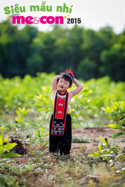 ngam-hai-cau-be-co-tao-hinh-doc-dao-trong-trang-phuc-tho-cam-dan-toc