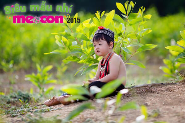 ngam-hai-cau-be-co-tao-hinh-doc-dao-trong-trang-phuc-tho-cam-dan-toc