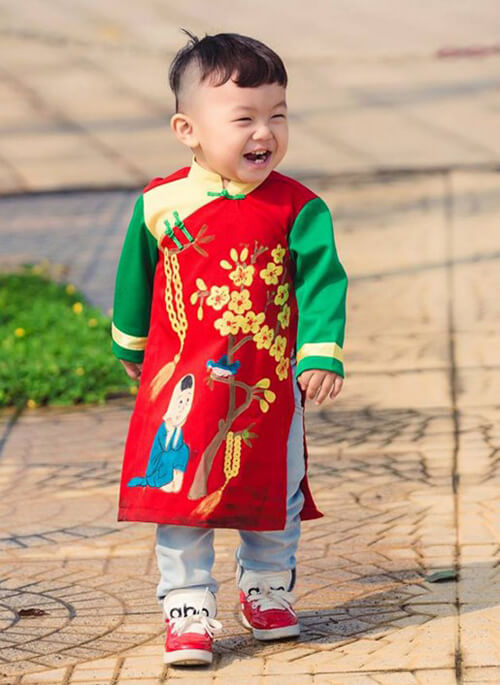 Ngắm nhìn những mẫu áo dài cách tân cực hot cho bé trai mặc Tết 2016 49 Ngắm nhìn những mẫu áo dài cách tân cực hot cho bé trai mặc Tết 2016 21