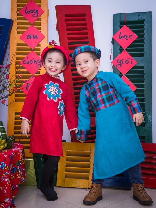 Ngắm nhìn những mẫu áo dài cách tân cực hot cho bé trai mặc Tết 2016 52 Ngắm nhìn những mẫu áo dài cách tân cực hot cho bé trai mặc Tết 2016 24