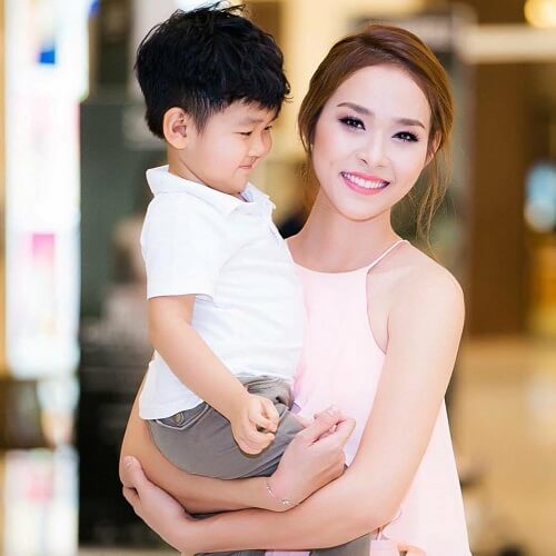 Ngắm nhìn vẻ đáng yêu của quý tử "mắt hí" con trai Diệp Bảo Ngọc 45 Ngắm nhìn vẻ đáng yêu của quý tử "mắt hí" con trai Diệp Bảo Ngọc 17