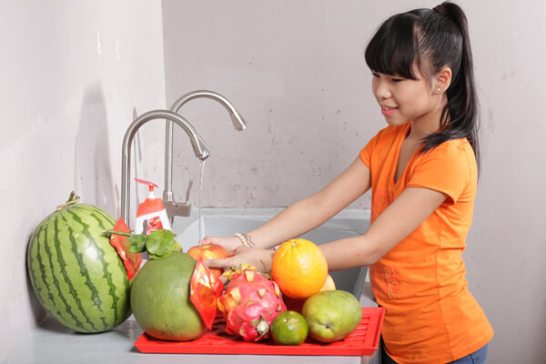 Ngâm nước muối có thật sự giúp loại bỏ hóa chất trong rau quả? 35 ngam-nuoc-muoi-co-that-su-giup-loai-bo-hoa-chat-trong-rau-qua