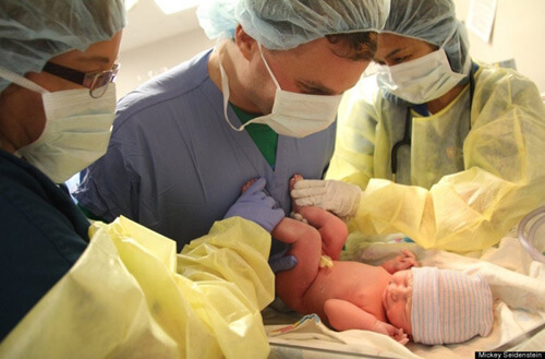 Nghẹn ngào trước những khoảnh khoắc khi bố lần đầu trông thấy con 53 khi bố lần đầu trông thấy con 4