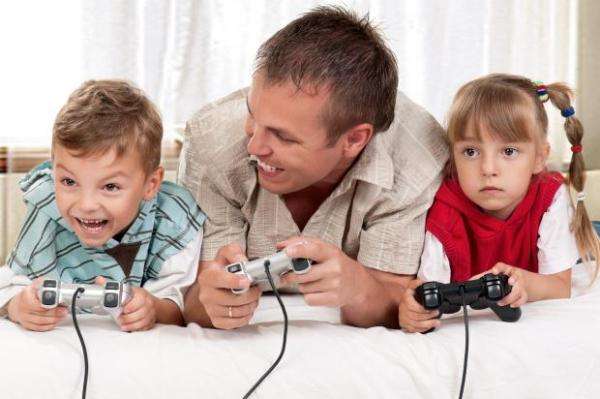 Người bố Nhật dạy con chơi game thay vì học 35 nguoi-bo-nhat-day-con-choi-game-thay-vi-hoc