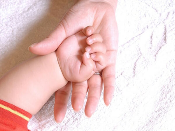 Nhận biết "báo hiệu" bệnh kịp thời từ móng tay, móng chân của bé đấy mẹ! 37 nhan-biet-bao-hieu-benh-kip-thoi-tu-mong-tay-mong-chan-cua-be-day-me