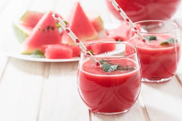 Những cách giúp mẹ bầu tránh mất nước ngày hè 40 h
