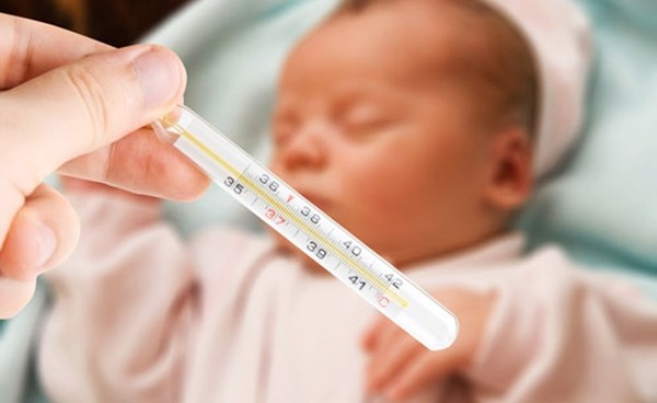 Những dấu hiệu cho thấy bé sơ sinh bị bệnh nặng 35 sot-cao