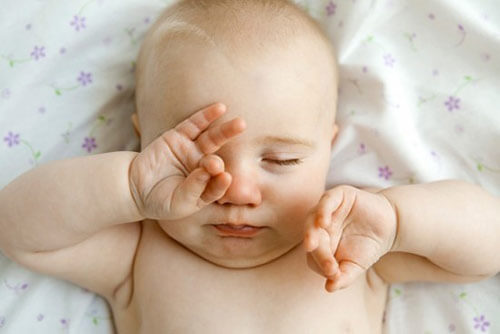 Những dấu hiệu cho thấy mắt bé sơ sinh đang gặp vấn đề 34 dui-mat