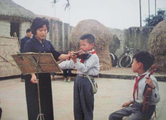 Những hình ảnh đẹp và cảm động về tình thầy trò xưa 17