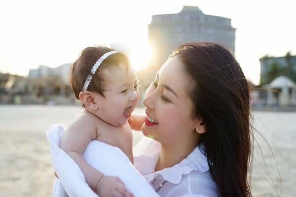 Những khoảnh khắc ngọt lịm của hoa hậu Hà Kiều Anh bên con gái út 51 Những khoảnh khắc ngọt lịm của hoa hậu Hà Kiều Anh bên con gái út 23