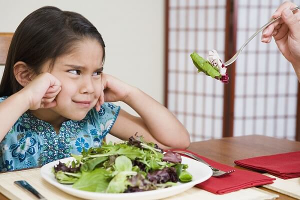 Những mẹo hay giúp mẹ không phải “vật lộn” với bé khi ăn 33 Những mẹo hay giúp mẹ không phải “vật lộn” với bé khi ăn 5