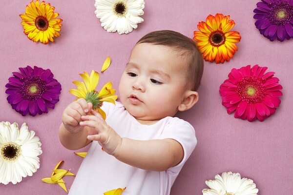 Những mốc phát triển quan trọng của bé từ 0-6 tháng tuổi mẹ nên biết 9