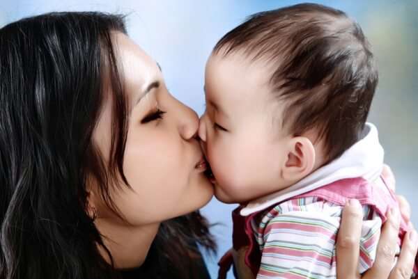 Những người mà mẹ tuyệt đối không cho hôn bé 36 nhung-nguoi-me-tuyet-doi-khong-cho-hon-be