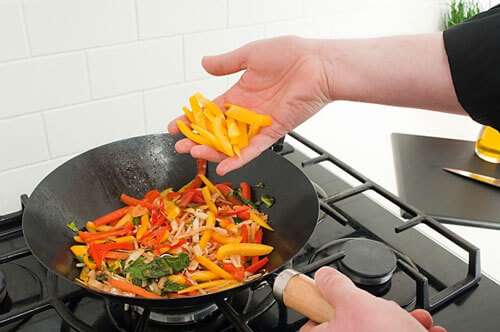 Những sai lầm nguy hiểm cho sức khỏe khi nấu ăn 36 lỗi nấu ăn nguy hiểm