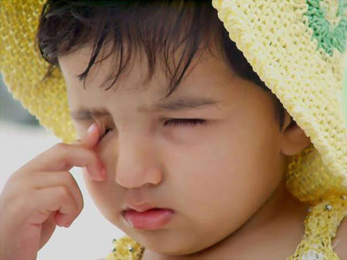 Những triệu chứng nguy hiểm ở mắt của trẻ 7