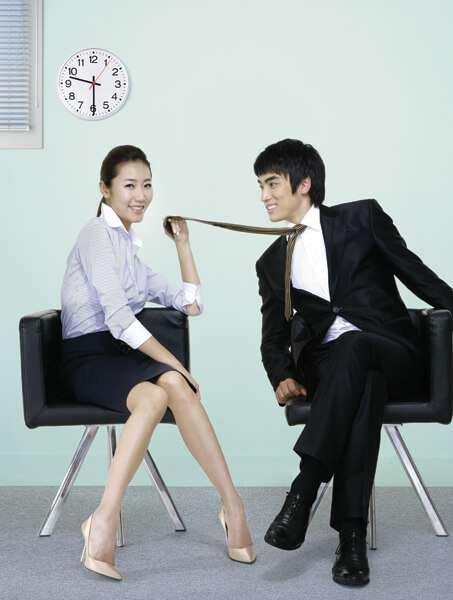Nỗi khổ của chàng lấy vợ cùng cơ quan 34 noi kho cua chang lay vo cung co quan