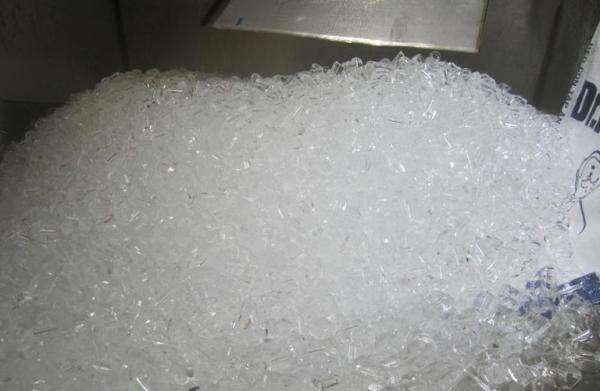 Nước đá bẩn: Từ lề đường tới nhà hàng 35 nuoc-da-ban-duoc-uong-khap-noi