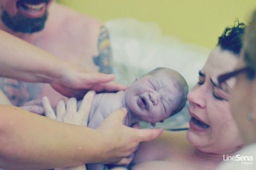 Rơi nước mắt với hành trình vượt cạn tại nhà vô cùng chân thật 48 sinh con