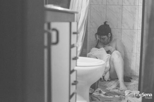 Rơi nước mắt với hành trình vượt cạn tại nhà vô cùng chân thật 49 sinh con