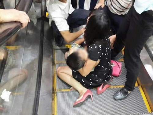 Rùng mình với những vụ tai nạn thang cuốn kinh hoàng 35 Rùng mình với những vụ tai nạn thang cuốn kinh hoàng 7