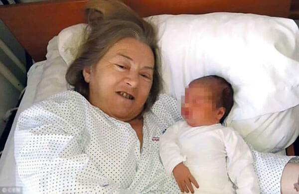 Sinh con ở tuổi 60, cụ bà ở Nga bị chồng ruồng bỏ vì... 35 sinh con