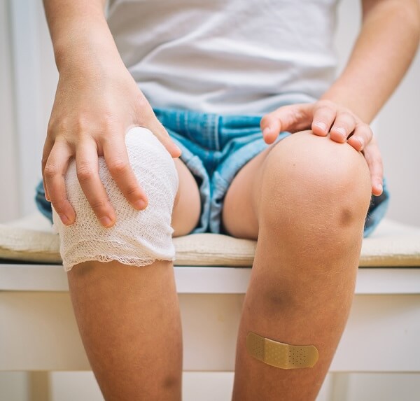 Băng b&oacute; khi trẻ bị chảy m&aacute;u