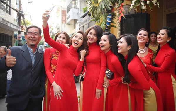 Sốc với đội bưng quả "bá đạo" trong đám cưới Lương Thế Thành - Thúy Diễm 62 Sốc với đội bưng quả "bá đạo" trong đám cưới Lương Thế Thành - Thúy Diễm 34