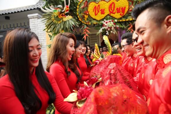 Sốc với đội bưng quả "bá đạo" trong đám cưới Lương Thế Thành - Thúy Diễm 64 Sốc với đội bưng quả "bá đạo" trong đám cưới Lương Thế Thành - Thúy Diễm 36