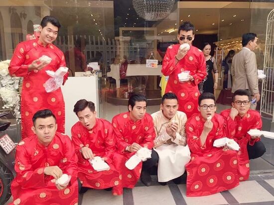 Sốc với đội bưng quả "bá đạo" trong đám cưới Lương Thế Thành - Thúy Diễm 52 Sốc với đội bưng quả "bá đạo" trong đám cưới Lương Thế Thành - Thúy Diễm 24