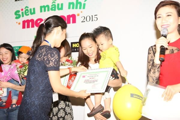 soi-noi-buoi-le-trao-giai-cuoc-thi-sieu-mau-nhi-me-con-2015
