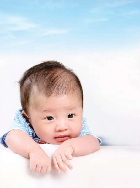 Sự phát triển của trẻ trong 3 tháng đầu đời 33 3 thang dau doi