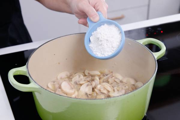 Súp thịt gà nấm rơm ngọt thơm khó cưỡng 58 Súp thịt gà nấm rơm7