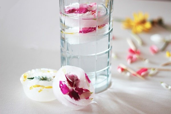 Tất tần tật mẹo tuyệt hay từ nước đá mẹ nên biết 37 Tất tần tật mẹo tuyệt hay từ nước đá mẹ nên biết 9