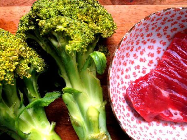 Thịt bò xào bông cải sốt dầu hào, tuy quen mà lạ 17