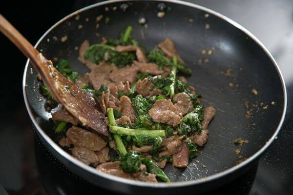 Thịt bò xào cải xoăn sốt dầu hào giúp mẹ bầu ngon miệng 51 Thịt bò xào cải xoăn sốt dầu hào giúp mẹ bầu ngon miệng 23