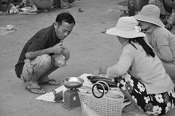thuong-lam-dan-ong-di-cho