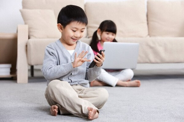 Tới giờ ăn, "quẳng" cho mỗi đứa con một cái điện thoại là yên nhà 33 Tới giờ ăn, "quẳng" cho mỗi đứa con một cái điện thoại là yên nhà 5