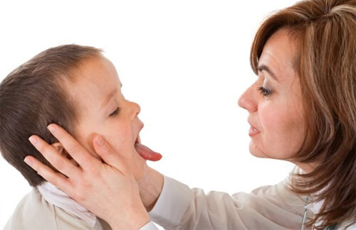Trẻ bị hóc dị vật: Cách xử lý sai lầm của người lớn 38 trẻ bị hóc dị vật 1