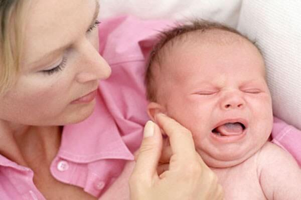 Trẻ bị nhiễm trùng tai nếu không phát hiện và điều trị sớm sẽ bị mất thính lực 37 trẻ bị nhiễm trùng tai 1