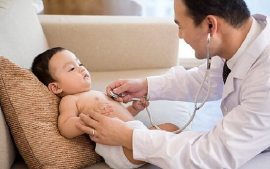 Trẻ chỉ thích ngồi xổm, coi chừng là tim bẩm sinh 34 me-phai-lam-gi-khi-trai-tim-con-khong-khoe
