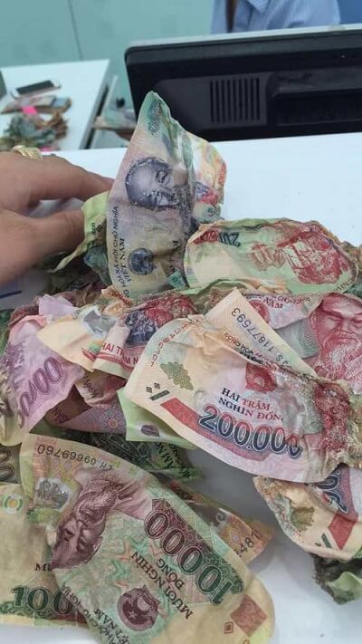 Trời mưa, nhờ con gái 12 tuổi sấy khô tiền và cái kết 9