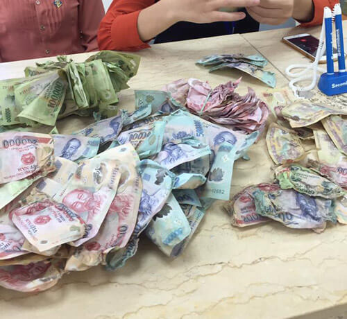 Trời mưa, nhờ con gái 12 tuổi sấy khô tiền và cái kết 12