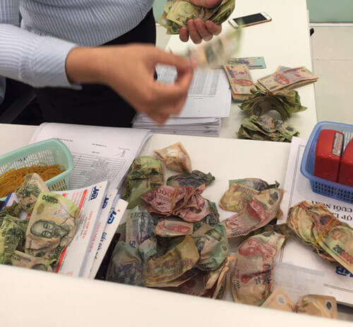 Trời mưa, nhờ con gái 12 tuổi sấy khô tiền và cái kết 13